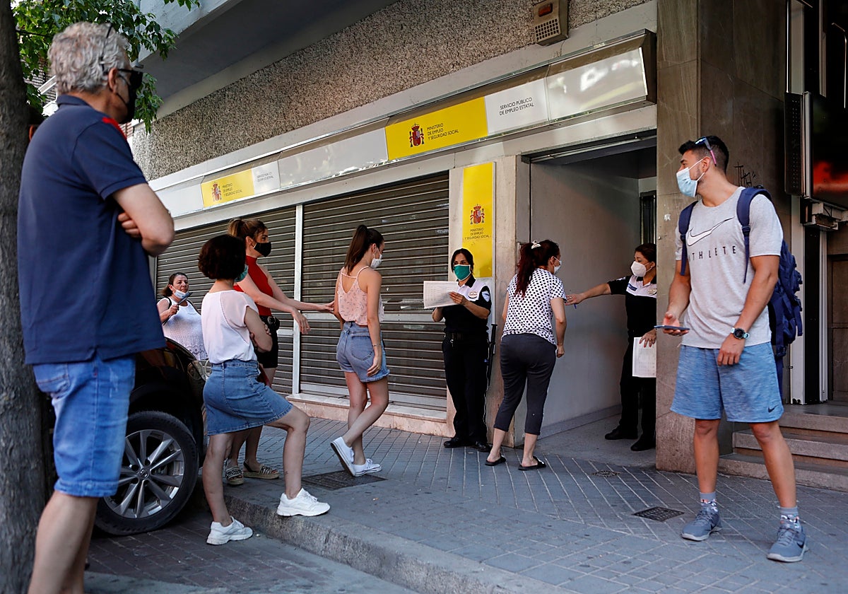 Una cola de usuarios de una oficina de Empleo en Córdoba
