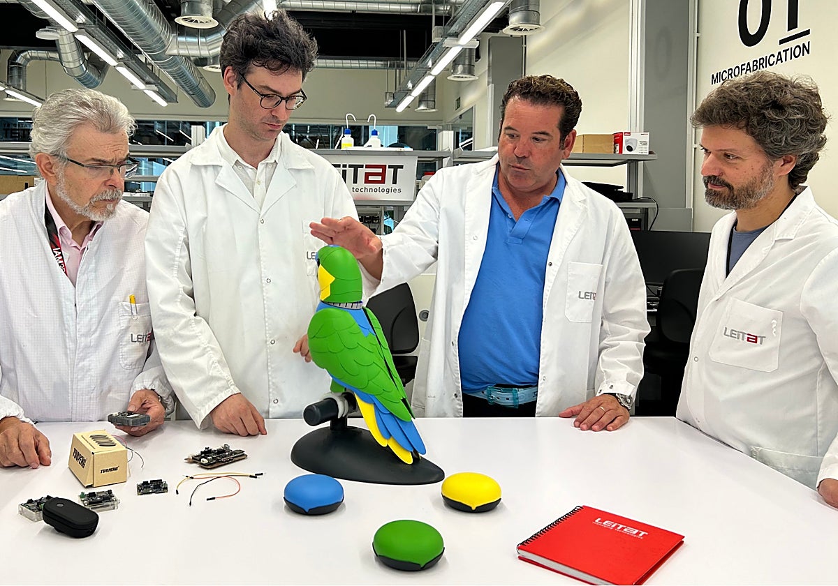 Pablo Mariñosa, fundador de Onorato AI, junto con el equipo de Leitat, centro tecnológico con 120 años de historia encargado del diseño y desarrollo de este loro inteligente