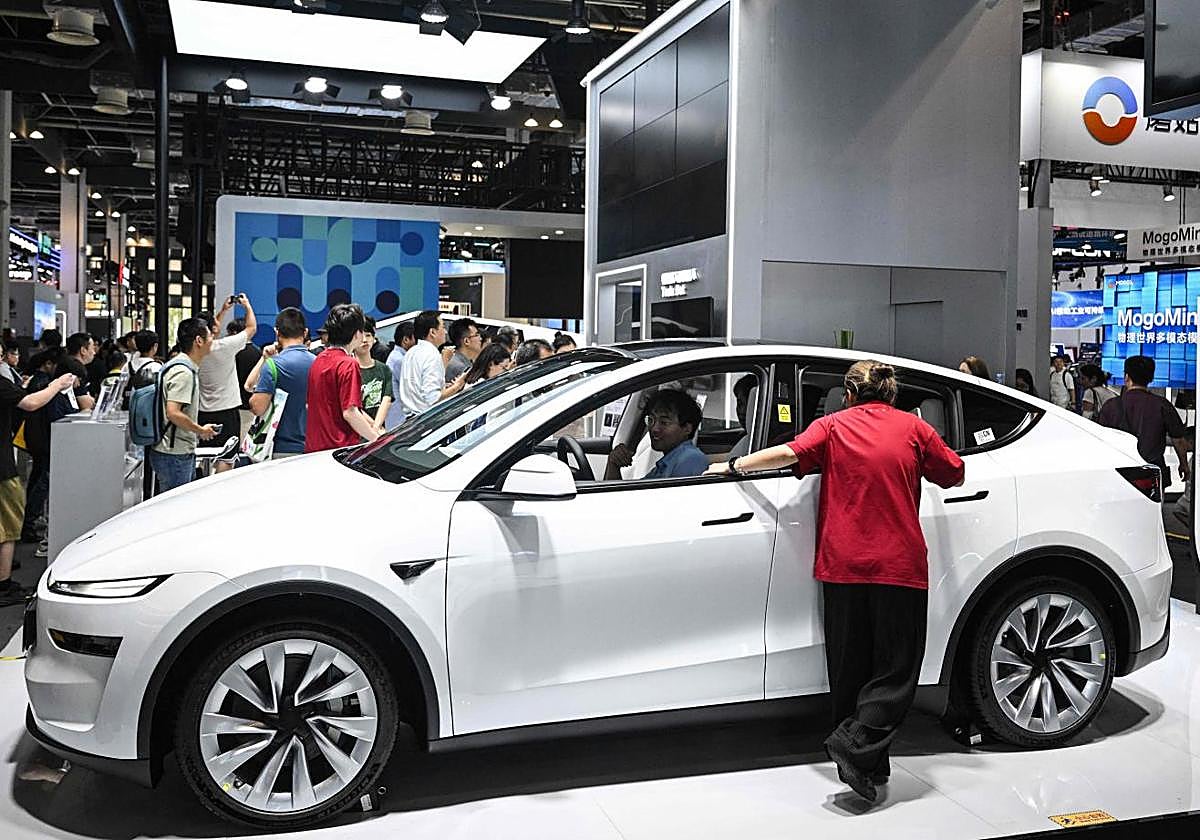 Estand de Tesla durante la Conferencia Mundial sobre Inteligencia Artificial (WAIC) en el Centro Mundial de Exposiciones y Convenciones de Shanghái (China)