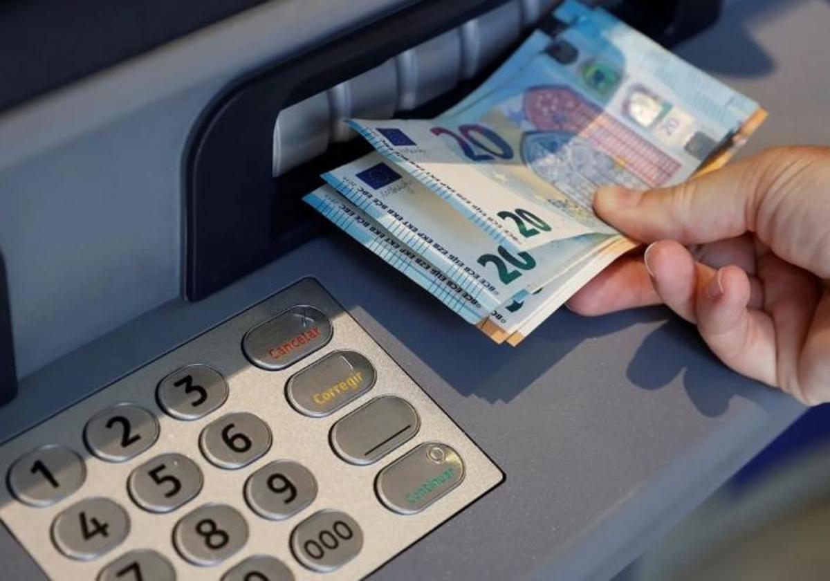 Cuándo se cobra el paro en agosto: la fecha en Caixabank, ING, Santander, BBVA y resto de bancos