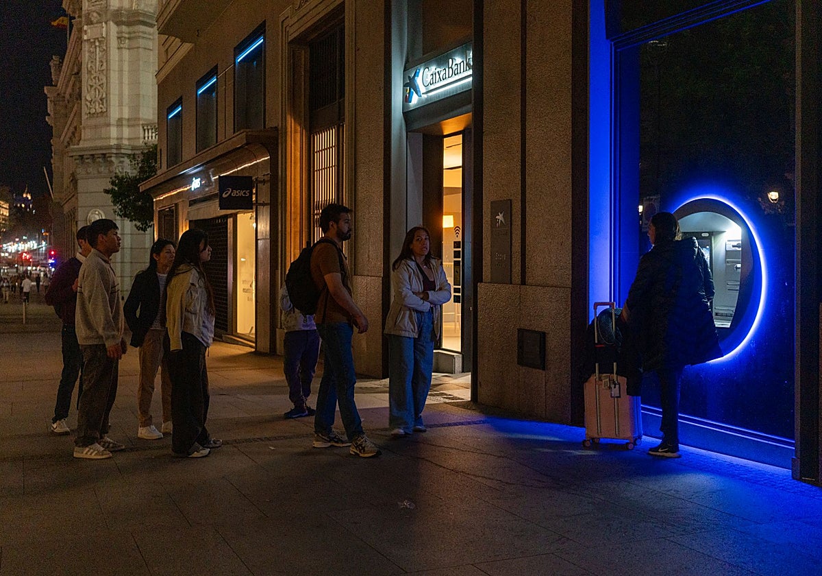 Una cola frente a un cajero en Madrid