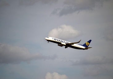 Los sindicatos convocan huelga en el 'handling' de Ryanair para toda España en el puente de agosto