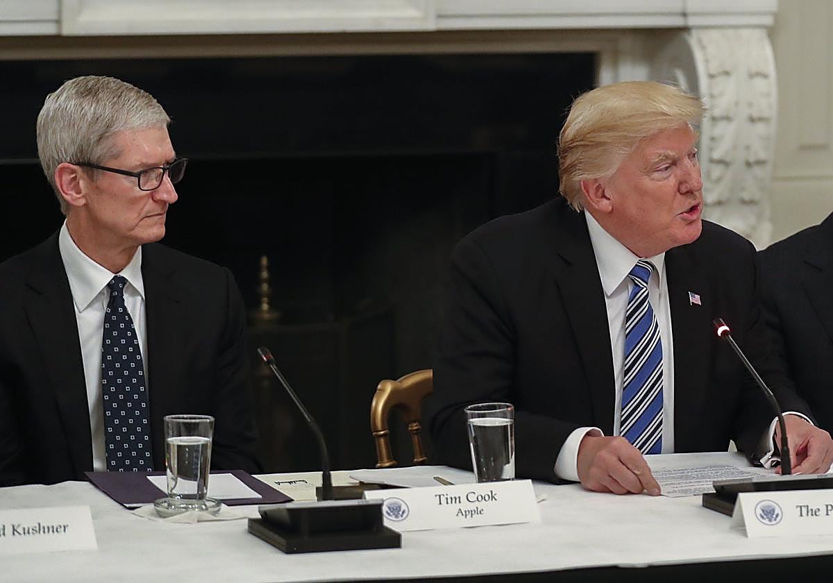 Trump, junto a Tim Cook durante una reunión en la Casa Blanca en 2017.