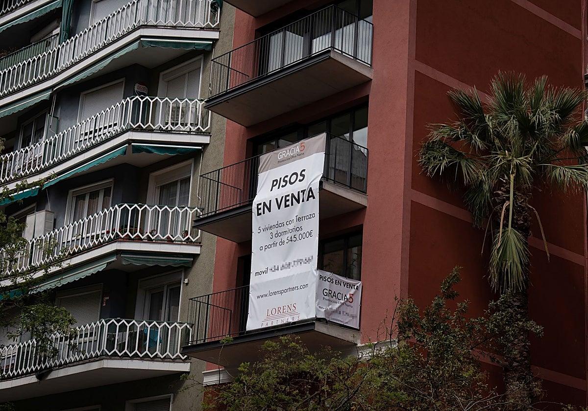Un cartel de 'se vende' en un edificio de viviendas en Barcelona