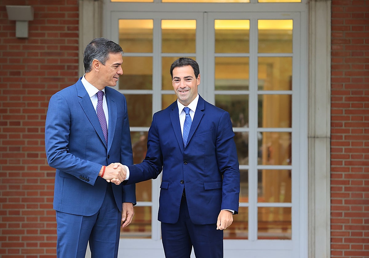 El presidente Pedro Sánchez, con el lendakari, Imanol Pradales