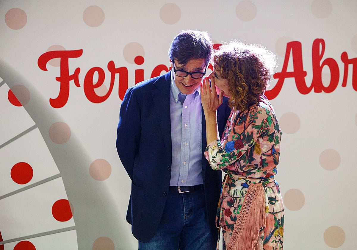 El presidente de la Generalitat, Salvador Illa, conversa con la ministra de Hacienda, María Jesús Montero