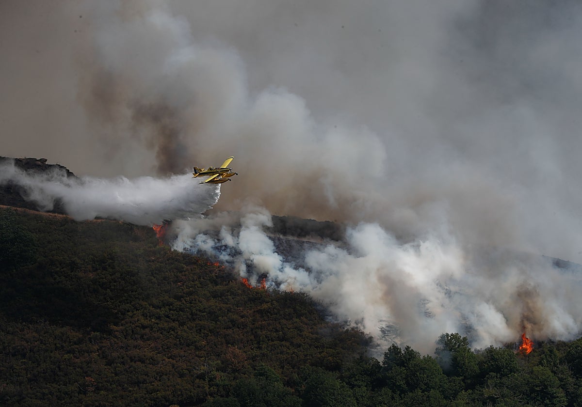 Un hidroavión en labores de extinción del incendio en los Montes del Courel