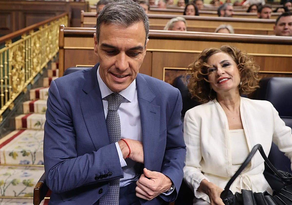 El presidente del Gobierno, Pedro Sánchez, y la ministra de Hacienda, María Jesús Montero