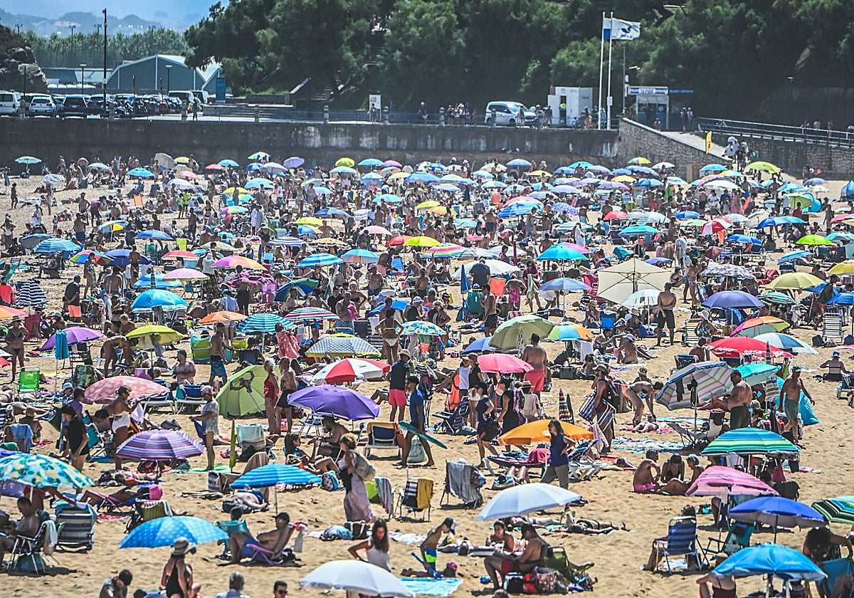 La playa de El Sardinero, en Santander, abarrotada de bañistas