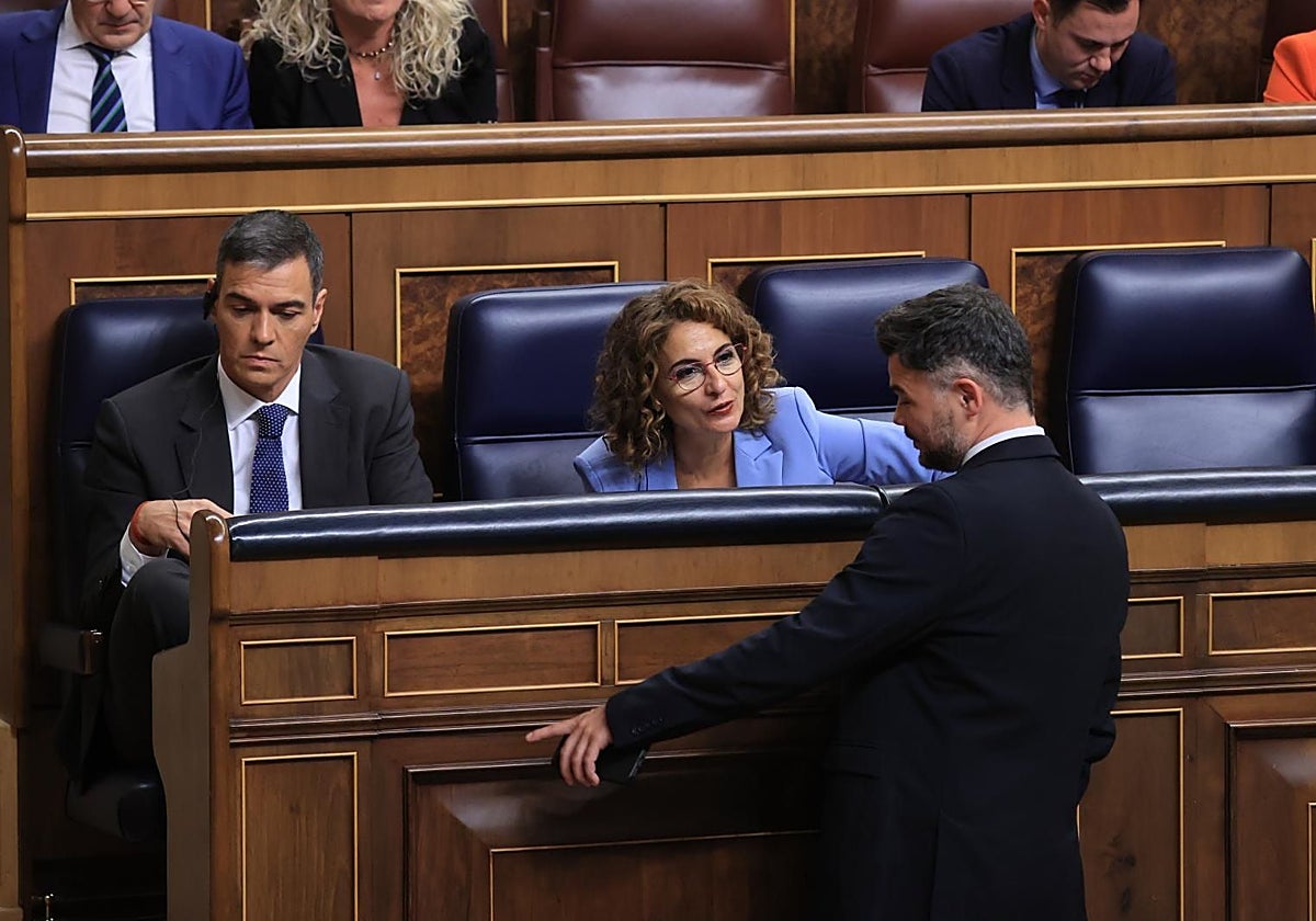 María Jesús Montero charla con Gabriel Rufián en el Congreso