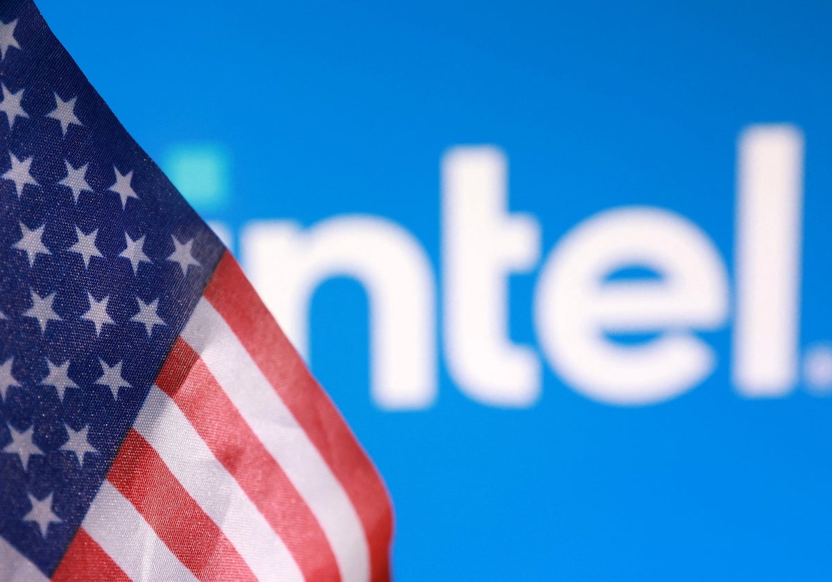 Montaje del logo de Intel con la bandera de EE.UU.