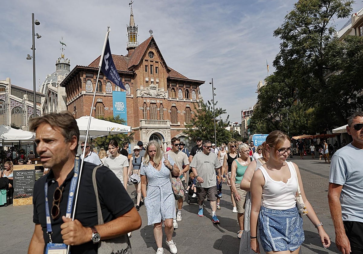 Cruceristas pasean por el centro de Valencia