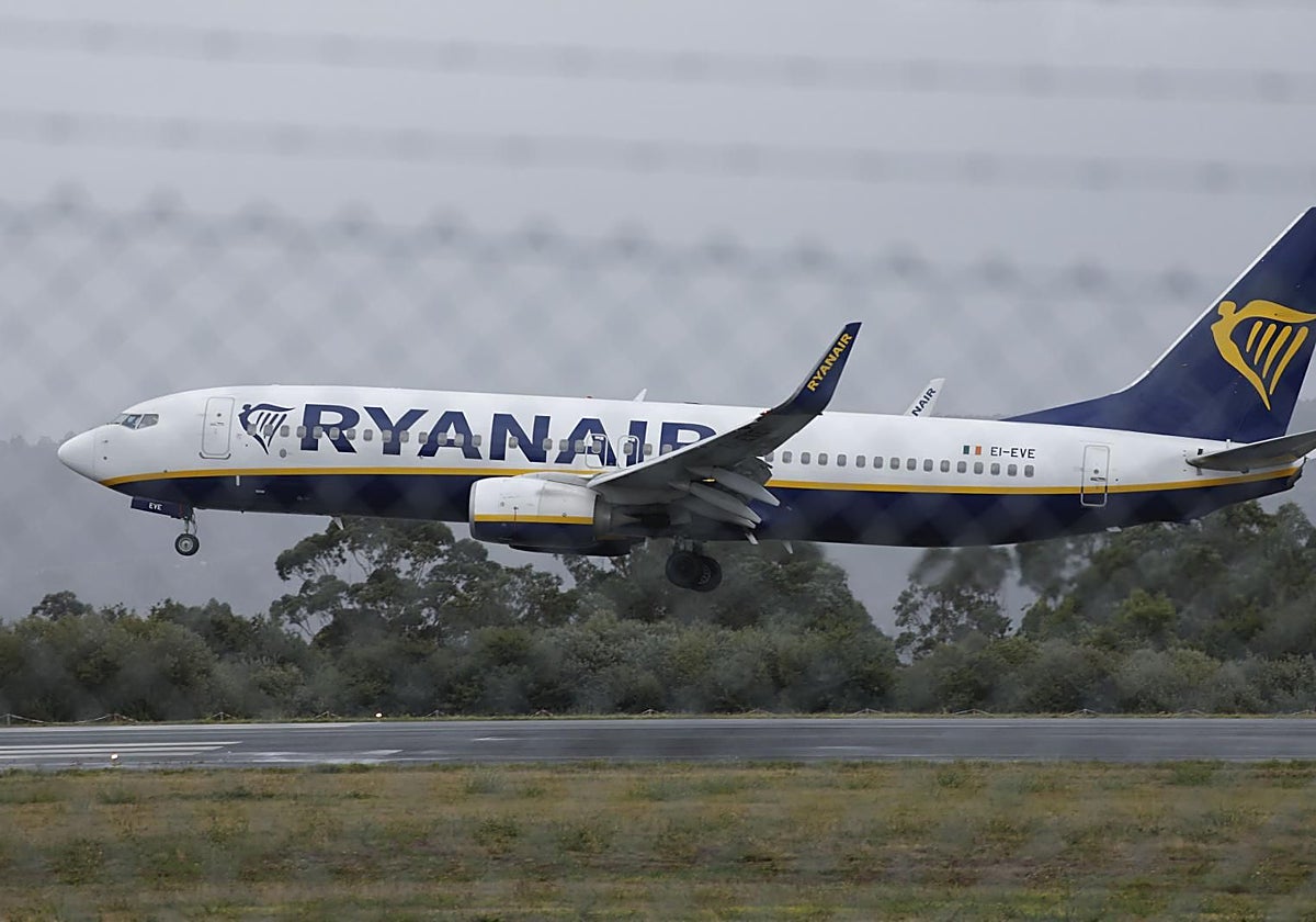 Avión de Ryanair en el aeropuerto de Santiago, donde cerrará base