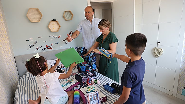 Diana Mohino, su marido y sus dos hijos, en Madrid