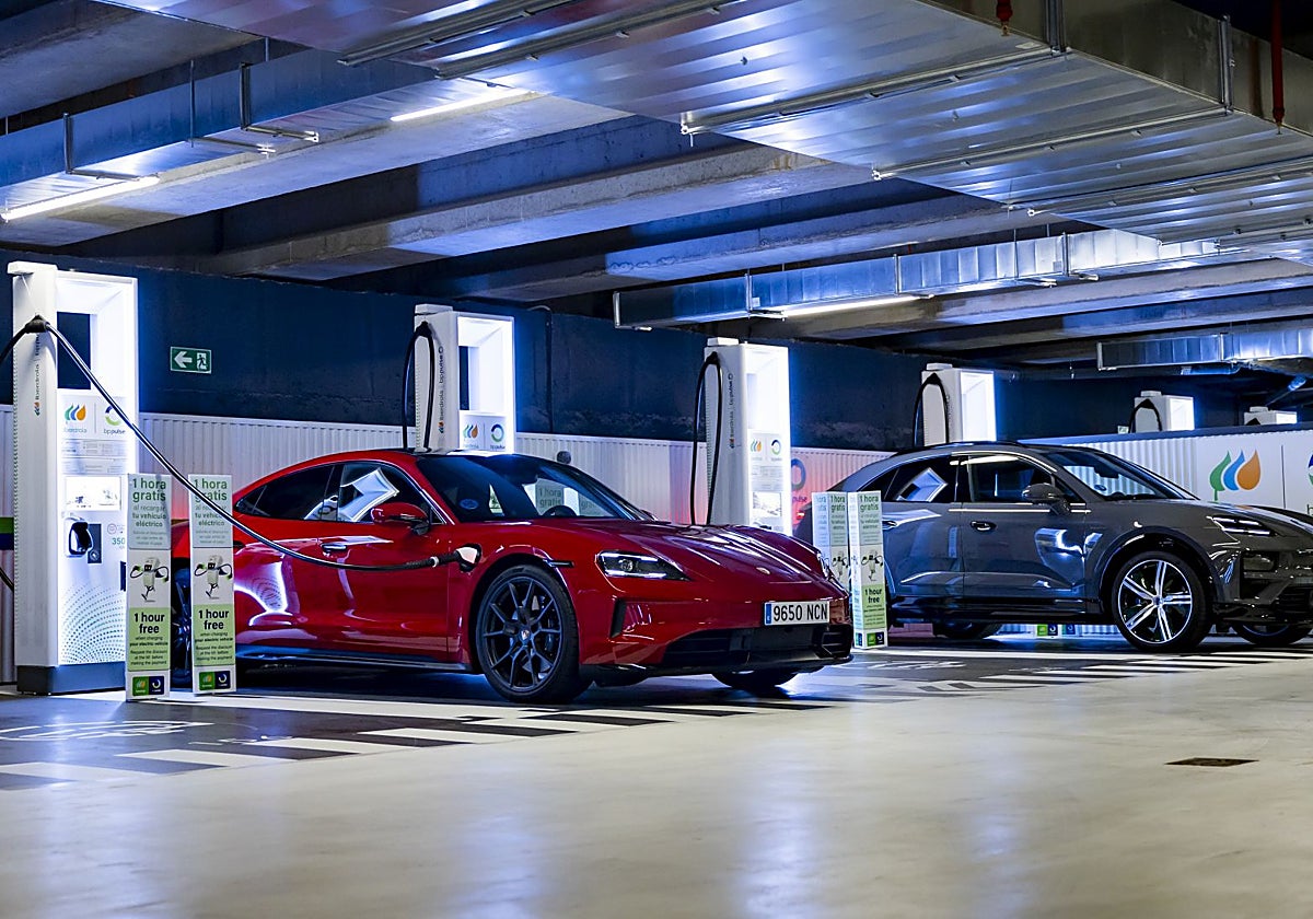 En pleno Paseo de la Castellana de Madrid se encuentra la mayor estación urbana de recarga ultrarrápida de Europa: 22 plazas equipadas con puntos de recarga de 350 kW, 300 kW y 175 kW operados por Iberdrola-BP Pulse