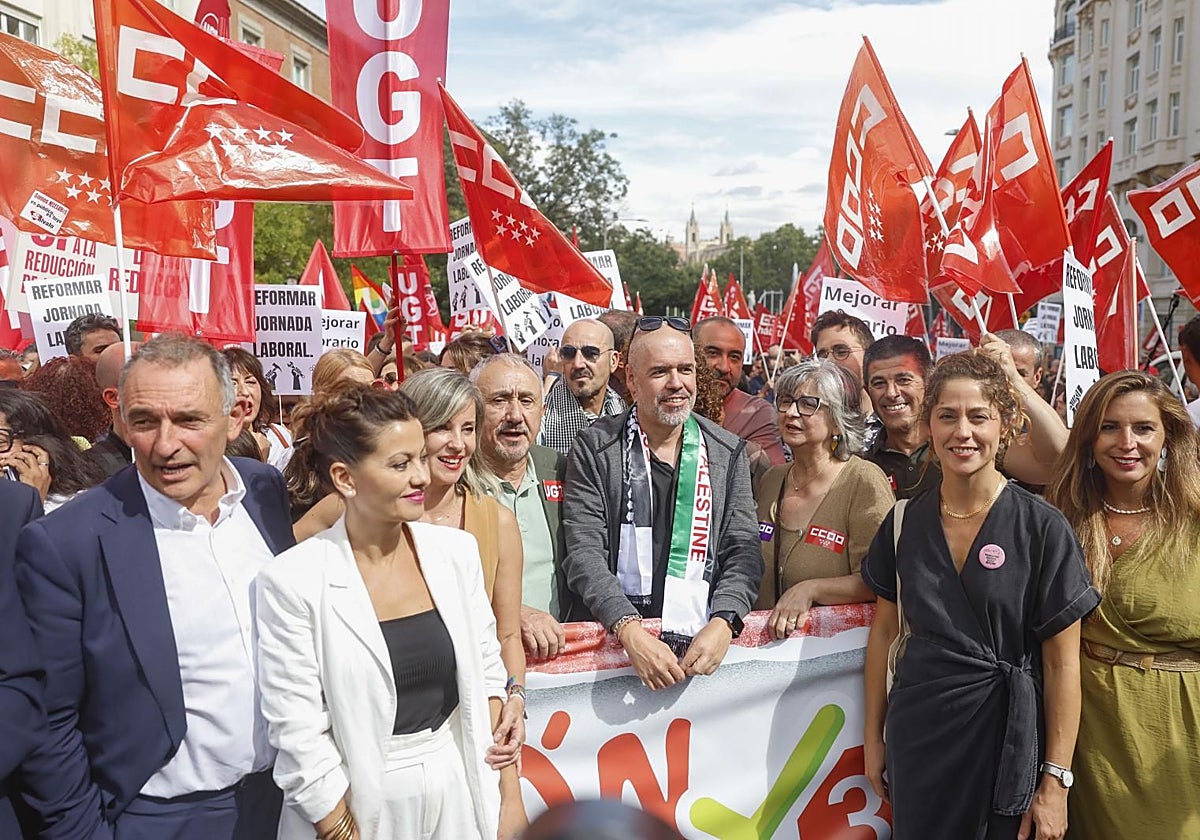 Los líderes de UGT y CC.OO., ante el Congreso, junto a la ministra de Infancia, Sira Rego.