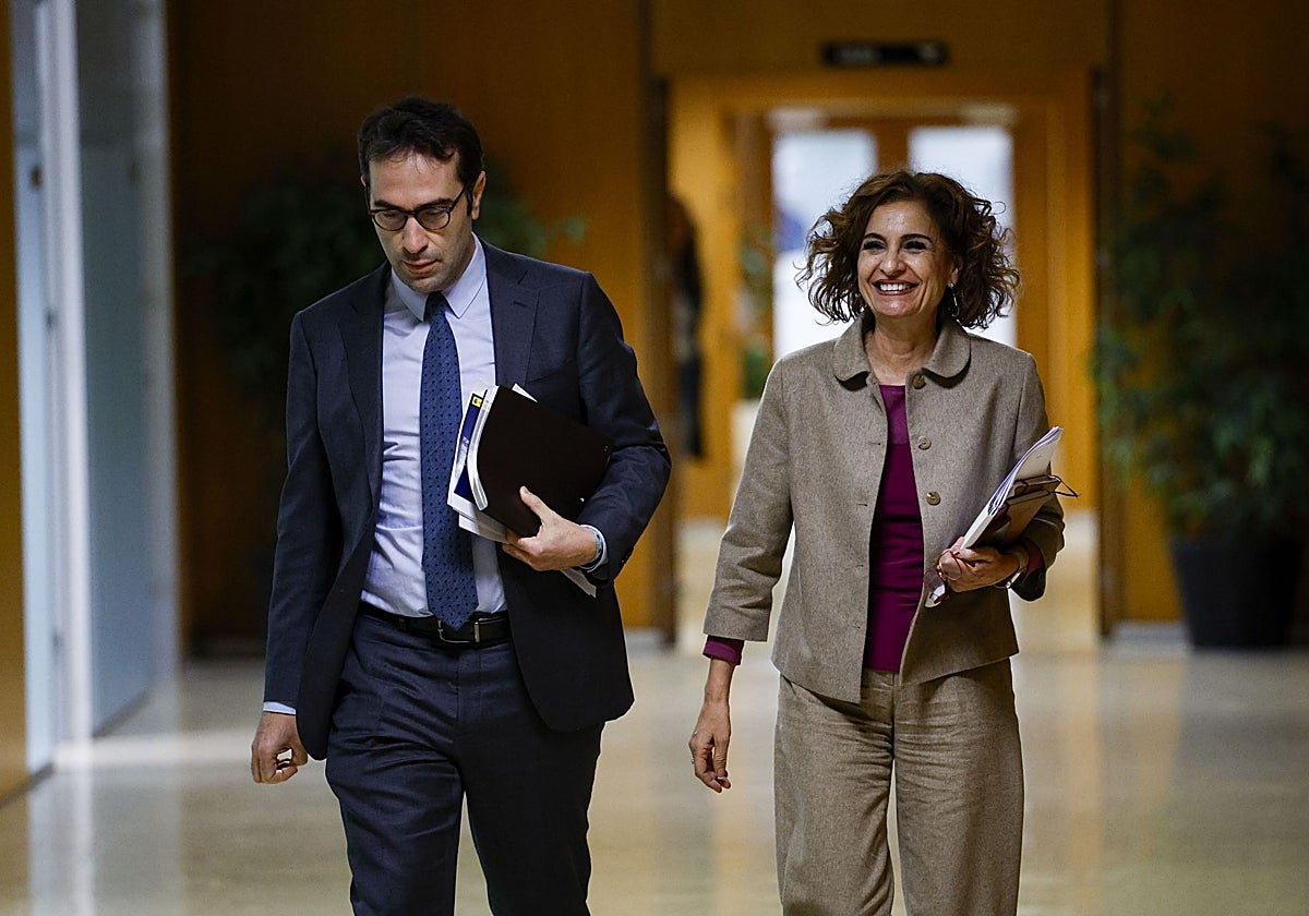 La vicepresidenta primera y ministra de Hacienda, María Jesús Montero, y el ministro de Economía, Carlos Cuerpo