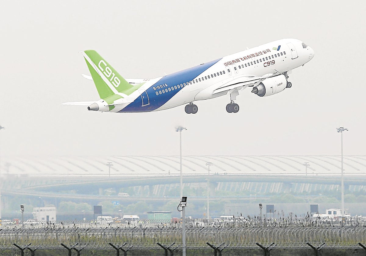 El C919, el avión chino de fuselaje estrecho que compite con el Boeing 737 y el Airbus A320
