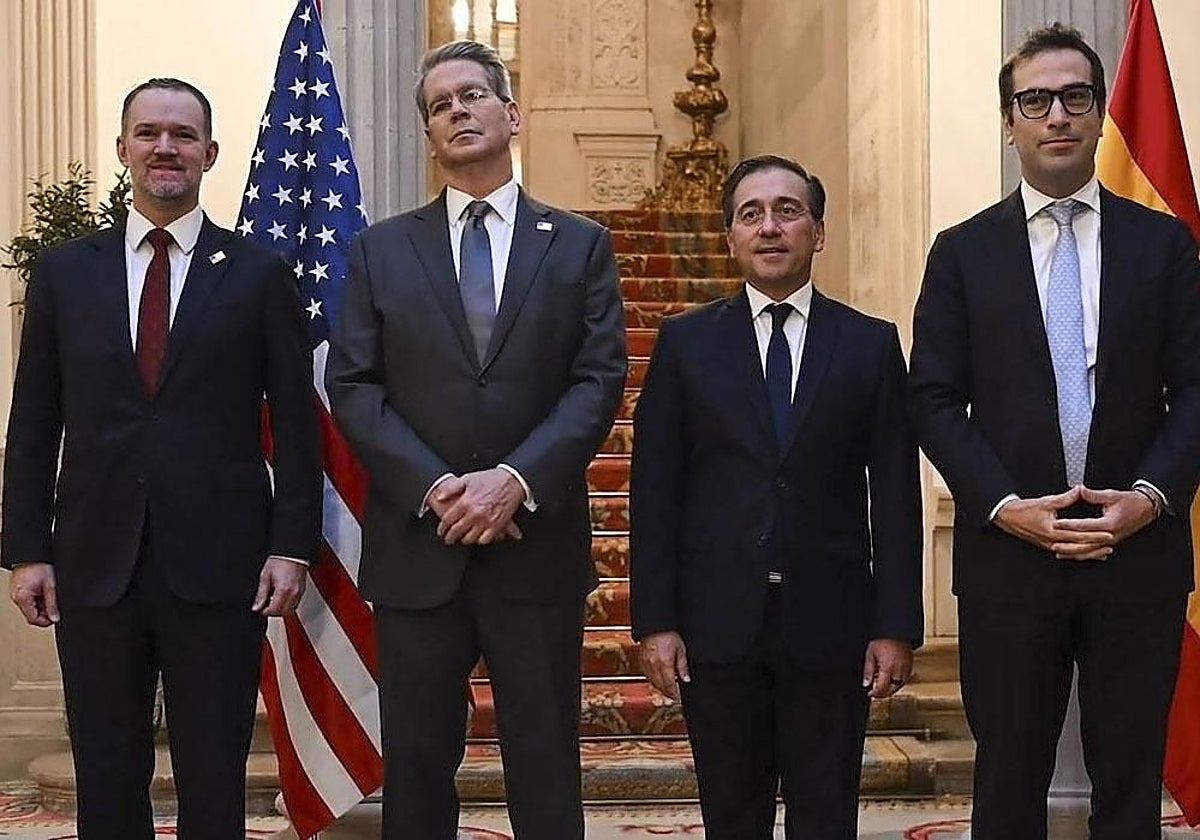 El secretario del Tesoro de EE.UU., Scott Bessent, con los ministros Carlos Cuerpo y Manuel Albares