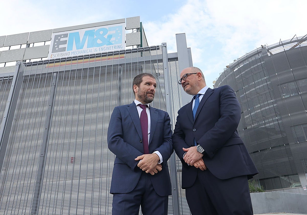 A la izquierda, Javier Escribano, presidente de EM&E, y el CEO, Fernando Fernández, en una visita a su planta en Córdoba