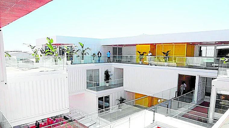 Recientemente se ha inaugurado en la Zona Franca de Cádiz el edificio Zona Base-Incubazul, una aceleradora de startups que utiliza contenedores en su estructura