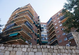 La compraventa de viviendas se reduce por segunda vez en tres meses y los precios moderan su escalada