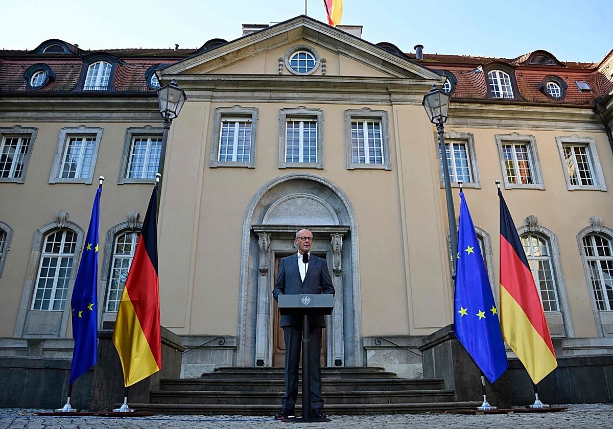 El canciller alemán habla a los medios durante el retiro de Villa Borsig