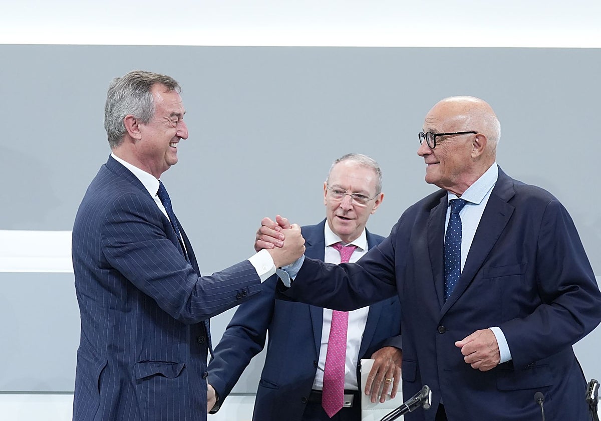 El consejero delegado de Banco Sabadell, César González-Bueno (i), y el presidente de Banco Sabadell, Josep Oliu (d)