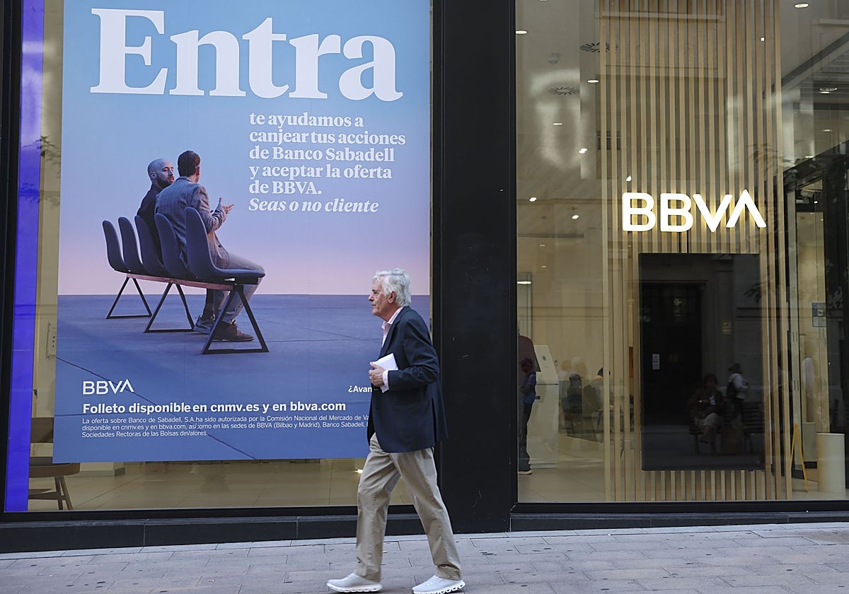 Una oficina de BBVA en Bilbao con publicidad de la opa