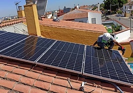 El autoconsumo eléctrico, nuevo pinchazo en el legado de Teresa Ribera