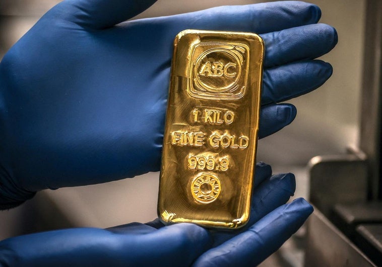 Gold tops 4000 amid shutdown