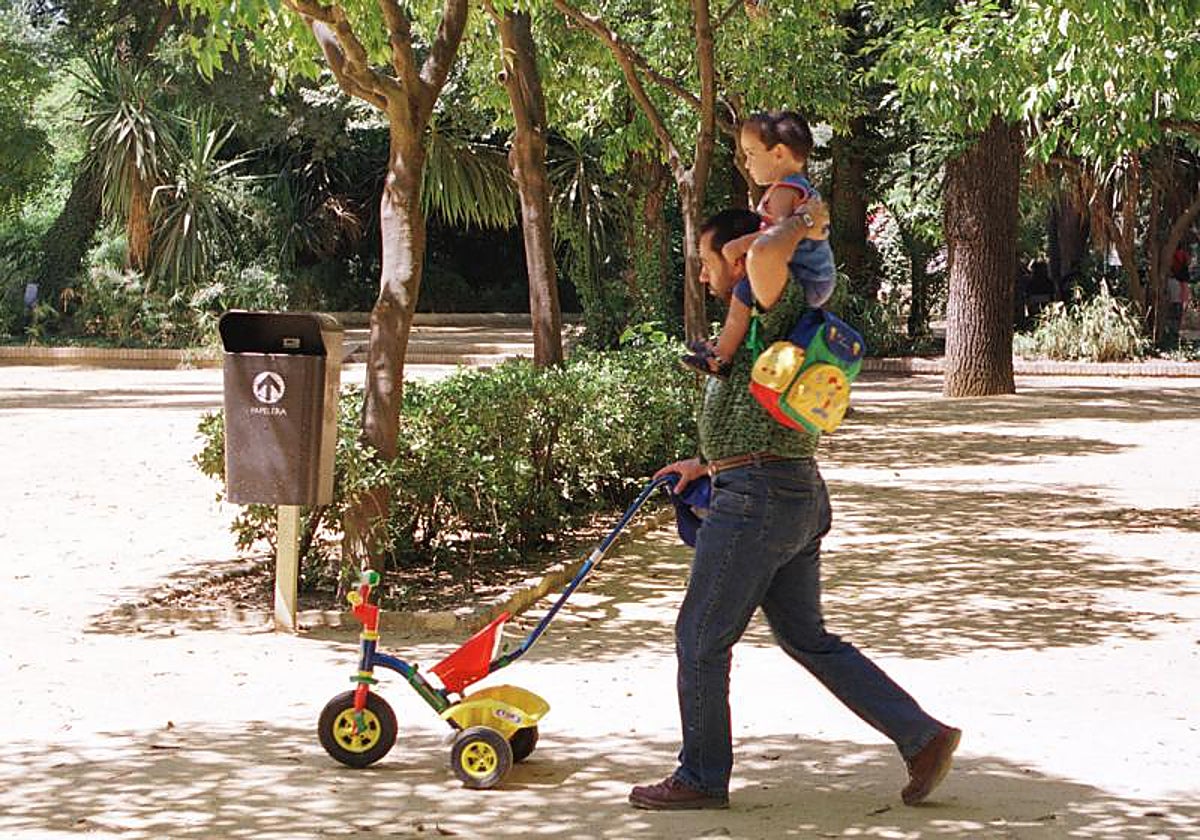 Un padre pasea con su hijo