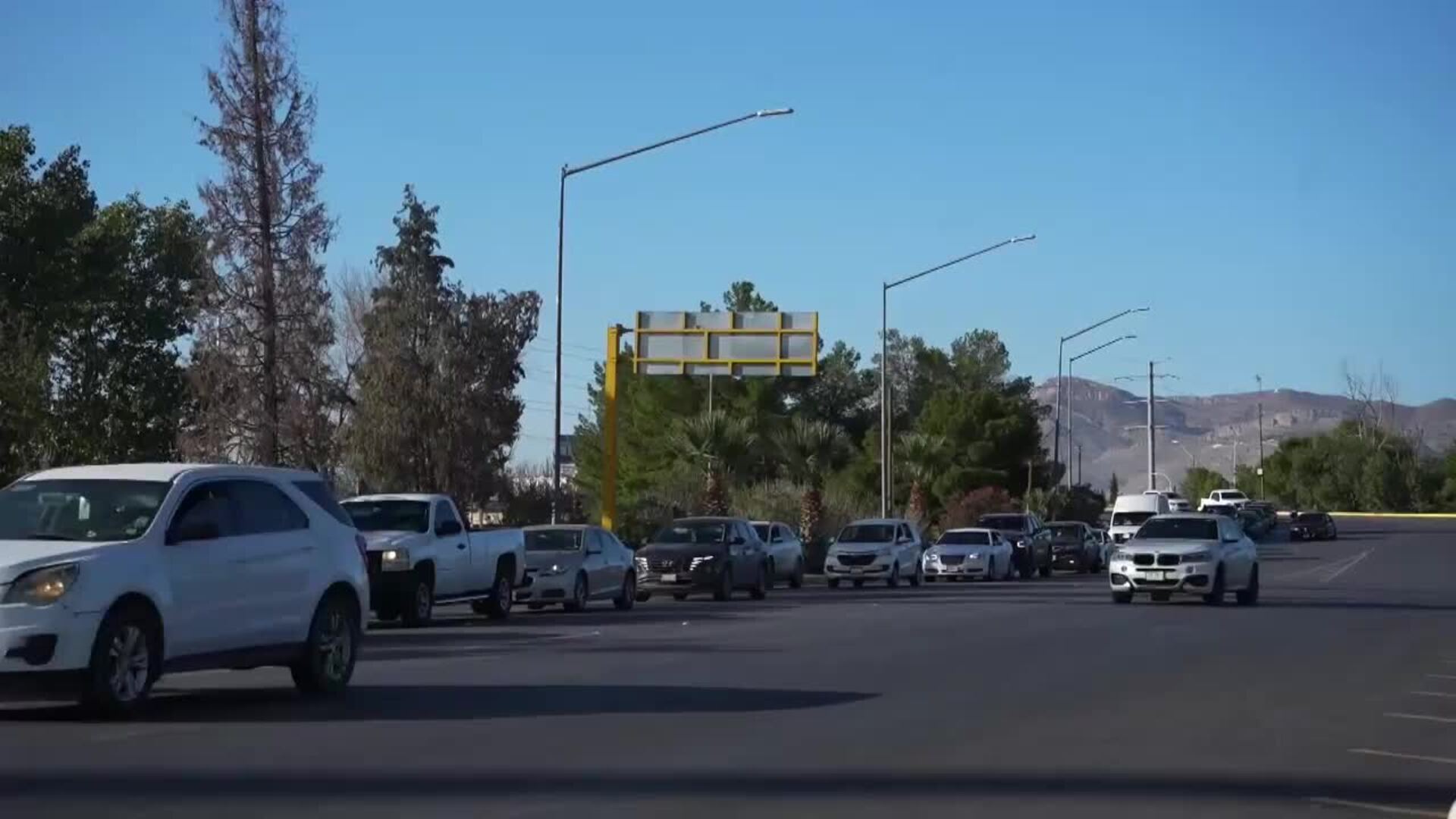 Largas filas en cruces fronterizos de norte de México por cierre de gobierno en EEUU