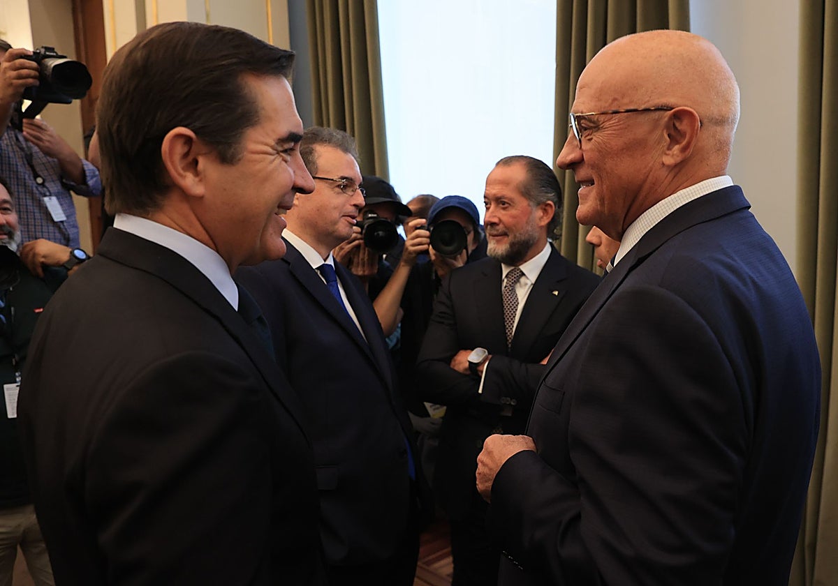 El presidente de BBVA, Carlos Torres (i), y el presidente de Banco Sabadell, Josep Oliu