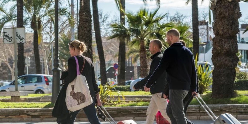 Coto total al alquiler turístico, los 'party boats' y los nuevos albergues en Palma