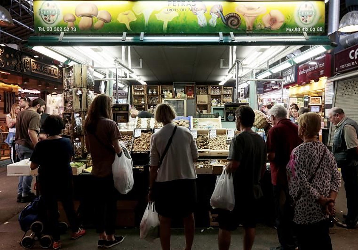 Un puesto en el mercado de la Boqueria (Barcelona)