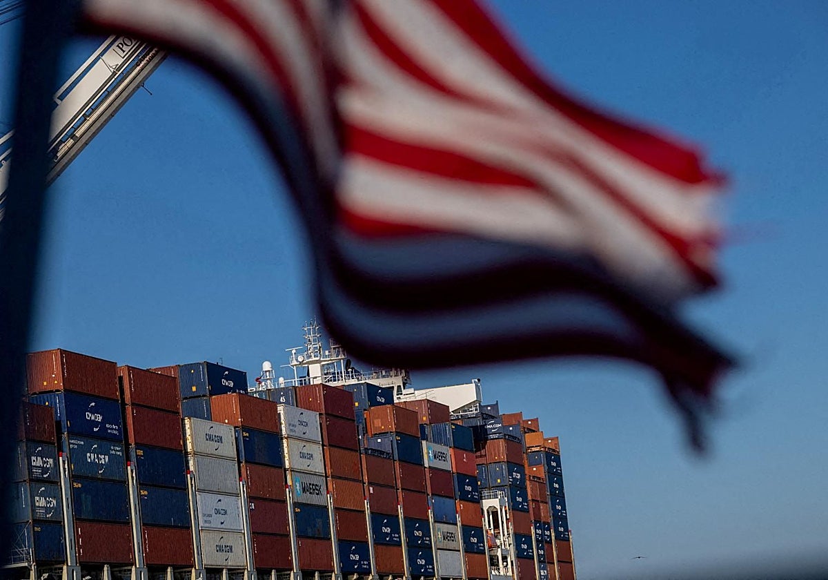 Un buque de carga en el puerto de Oakland, California