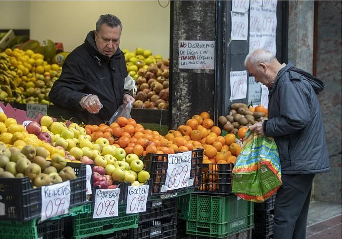 Dos clientes compran en una frutería de Vitoria