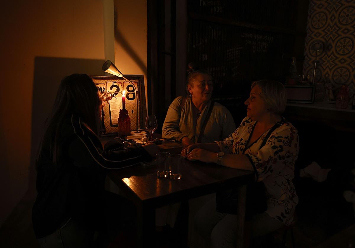 Clientes de un restaurante comen a la luz de las velas en Valencia, el pasado 28 de abril