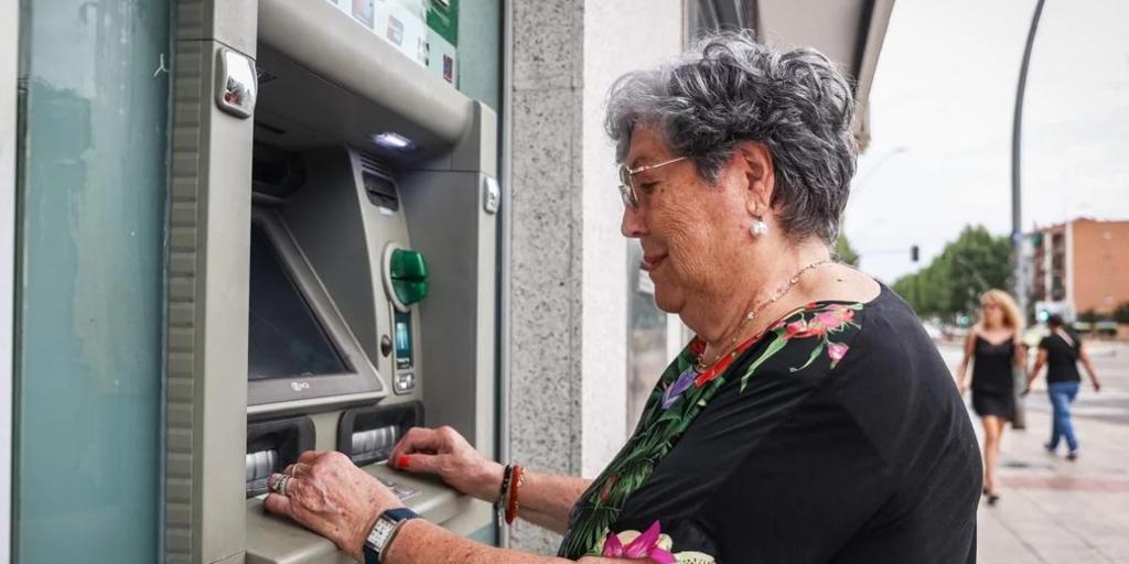 Cuándo se cobran las pensiones en octubre: la fecha en Caixabank, Santander, ING, BBVA y resto de bancos