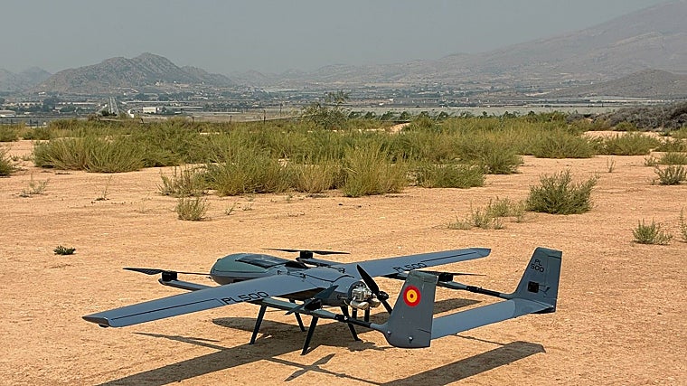 El dron táctico PL 500 de Paintec tiene un rango de acción de 200 kilómetros, una autonomía de cuatro horas y un motor híbrido. Además, aterriza y despega en vertical