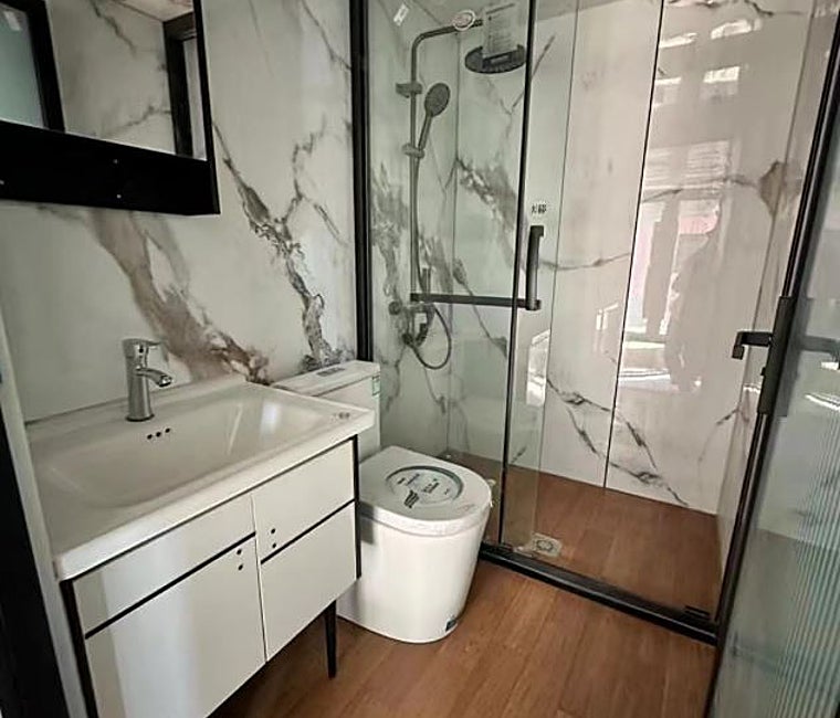 El baño está completamente equipado