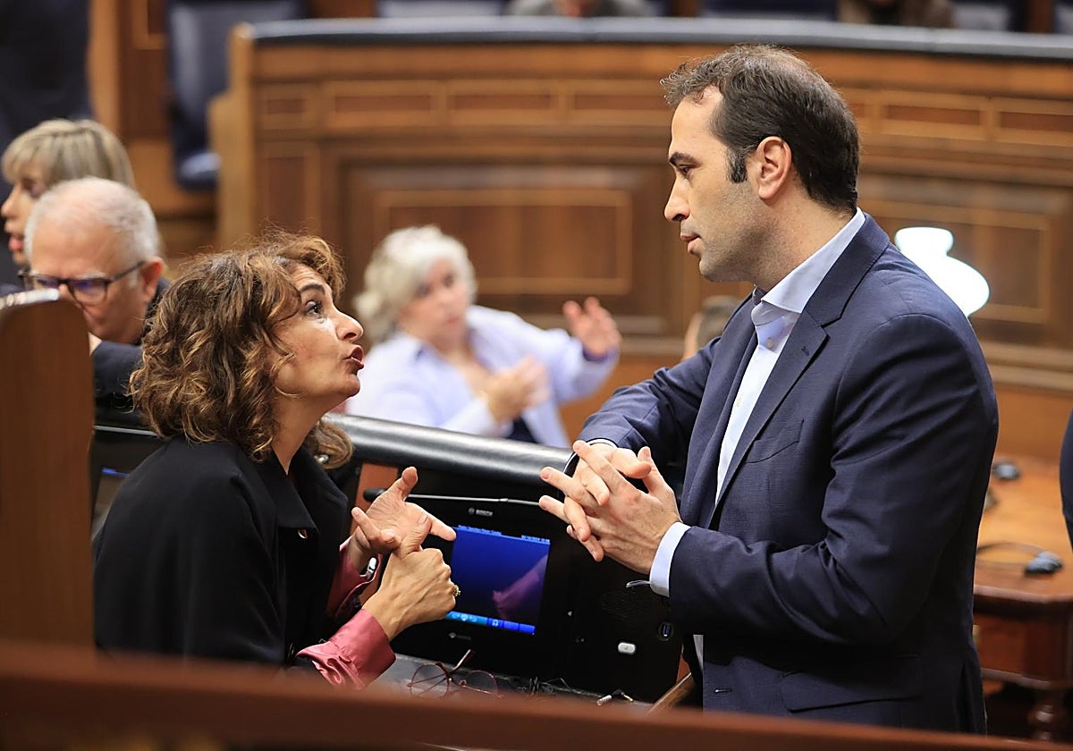Carlos Cuerpo y María Jesús Montero cambian impresiones en el Congreso