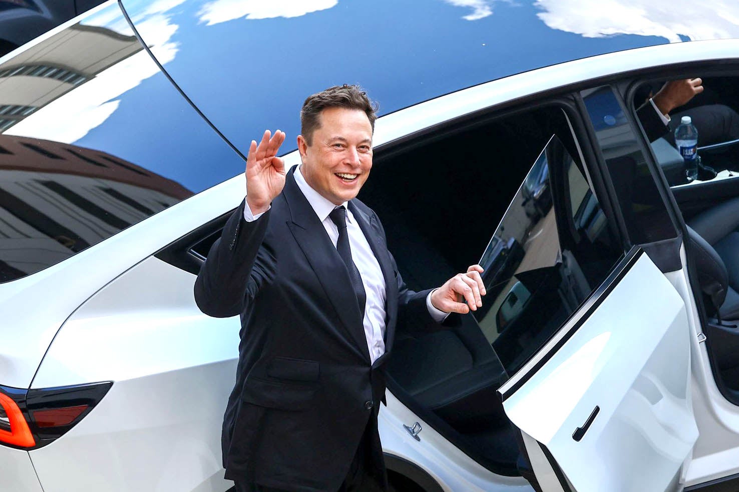 Elon Musk se sube a un Tesla.