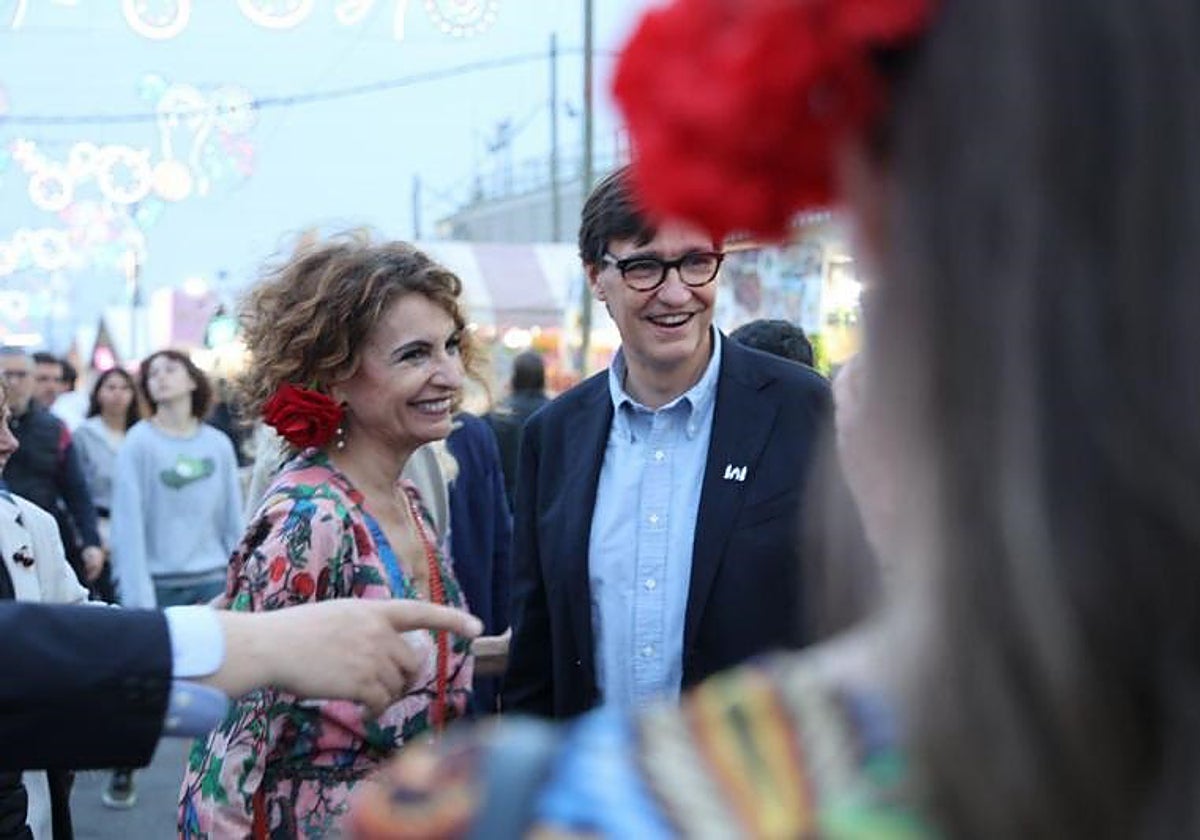 La ministra de Hacienda, María Jesús Montero, con Salvador Illa en la Feria de Abril