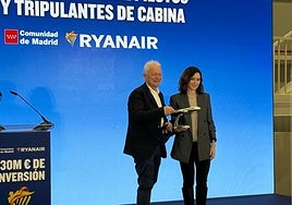 Ayuso se pone del lado de Ryanair en su batalla con Aena y lanza un dardo a Óscar Puente: «Son decisiones políticas que hacen mucho daño»