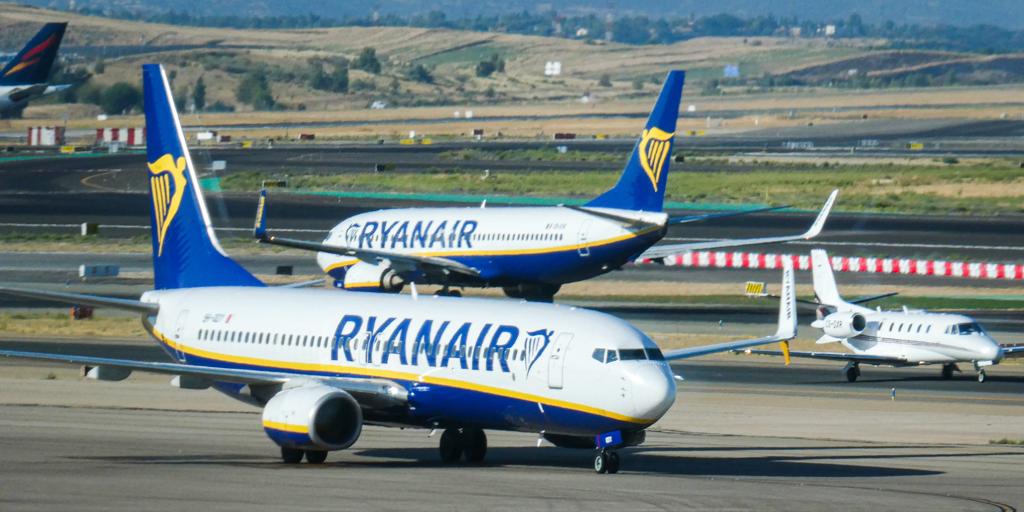 Si vas a volar con Ryanair, atento: la aerolínea cambia hoy su política de check-in y cobrará 30 euros a quienes no cumplan las condiciones