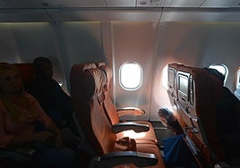 A juicio dos aerolíneas por cobrar un extra por un asiento de ventanilla sin ventanilla