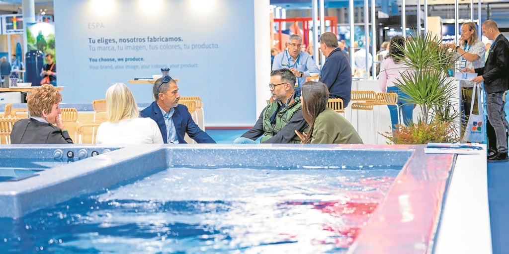 Barselona, ​​yüzme havuzlarının yeni çağını konfor, peyzaj ve toplantı ortamları olarak gösteriyor