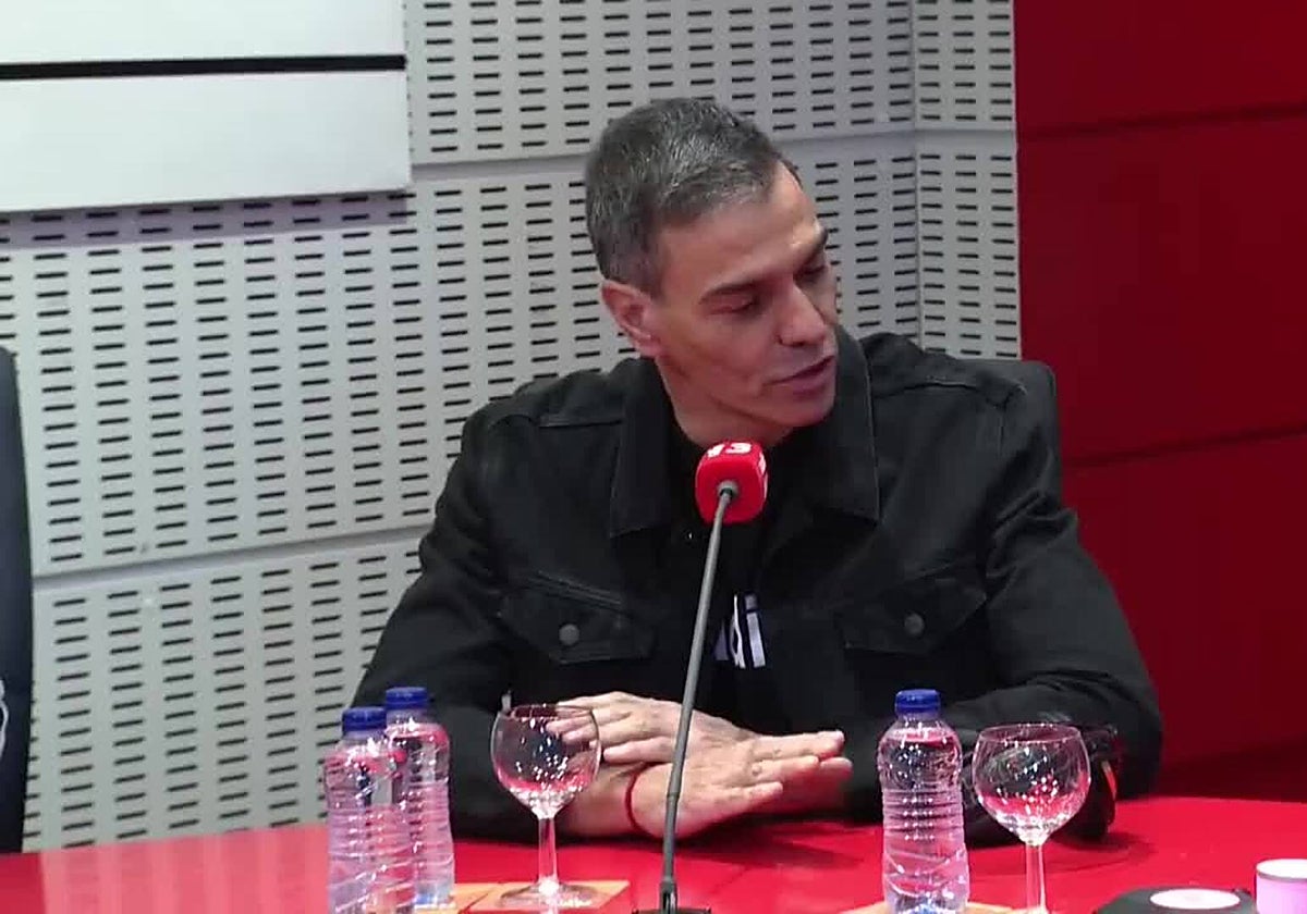 El presidente del Gobierno, Pedro Sánchez, en las instalaciones de Radio 3 durante su entrevista en en el programa «Generación Ya»